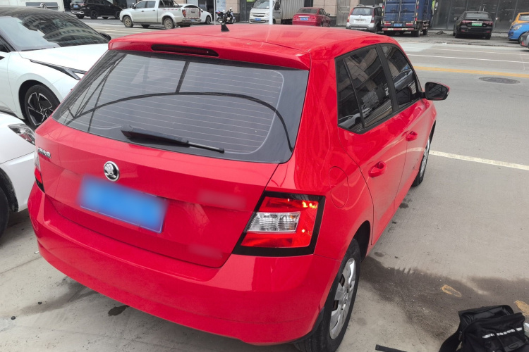 Skoda Fabia 2015 car image #7