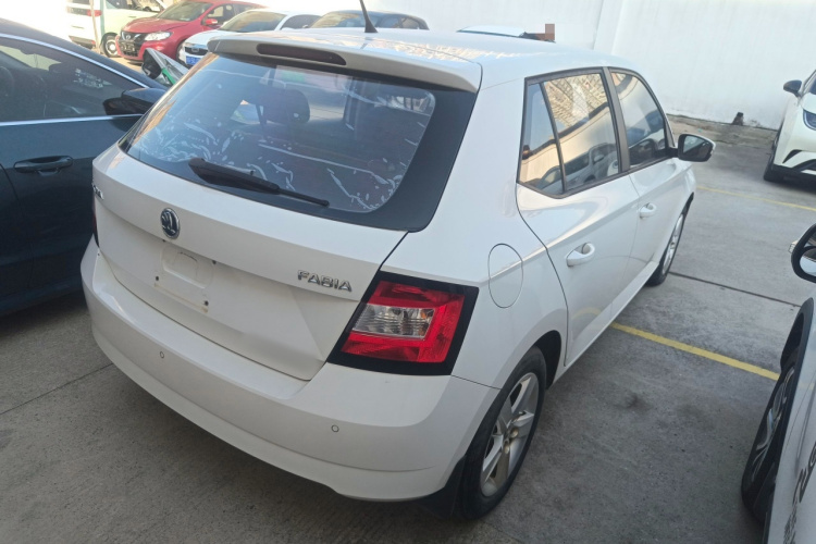 Skoda Fabia 2018 car image #7
