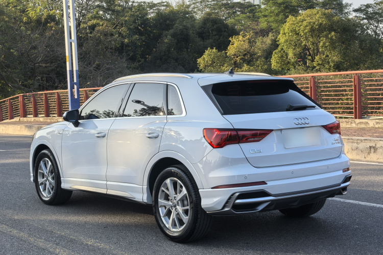 Audi Q3 2019 car image #7