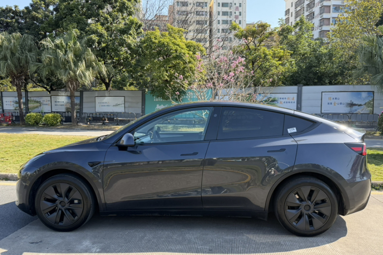 Tesla Model Y 2025 #7 Tesla Model Y 2025 car image #7