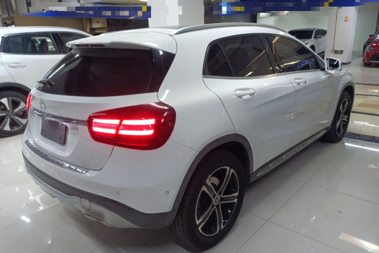 Mercedes-Benz GLA Class 2018 car image #7
