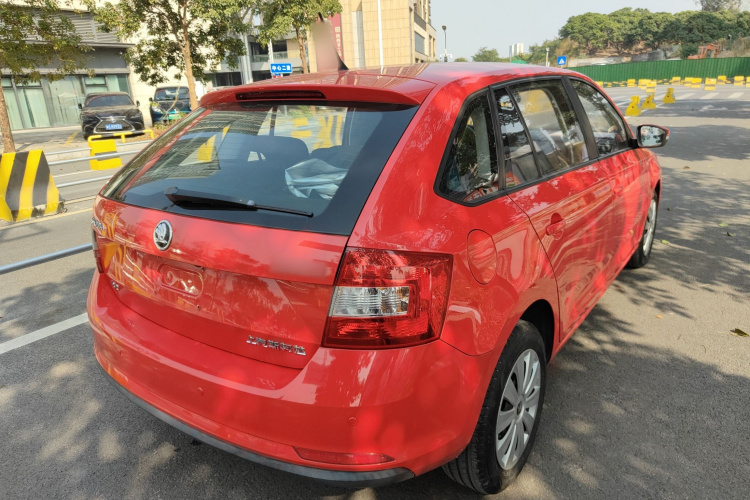 Skoda Rapid Spaceback 2018 car image #7