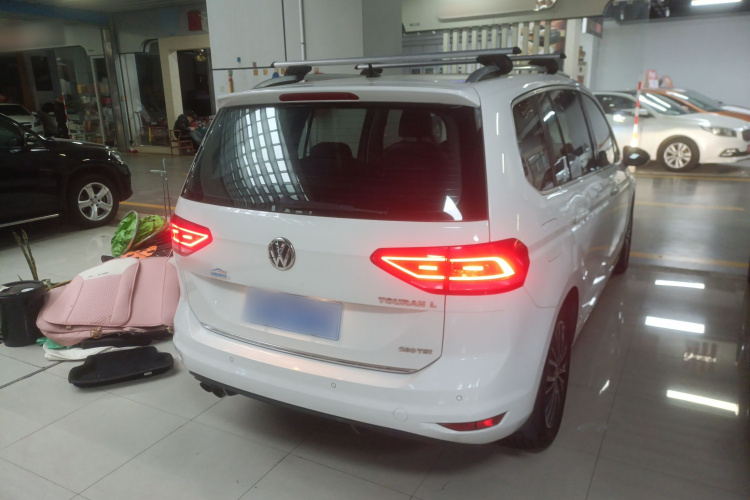 Volkswagen Touran 2018 car image #7