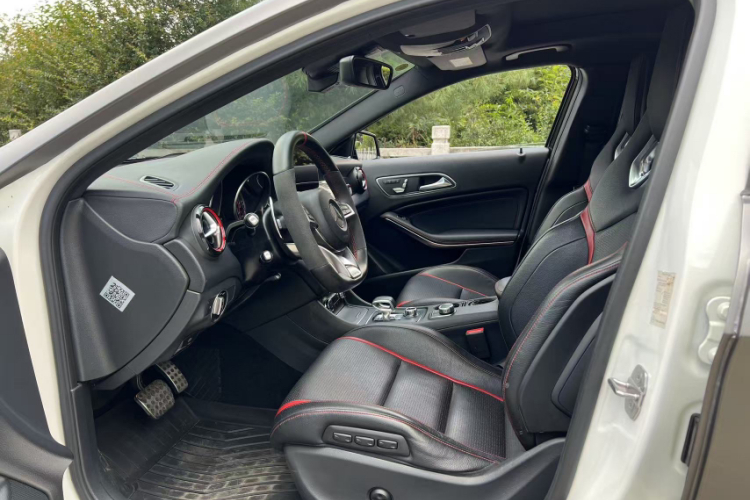 Mercedes-Benz GLA AMG 2018 imagem de carro #7