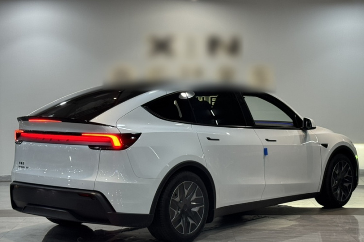 Tesla Model Y L 2025 image de voiture #7