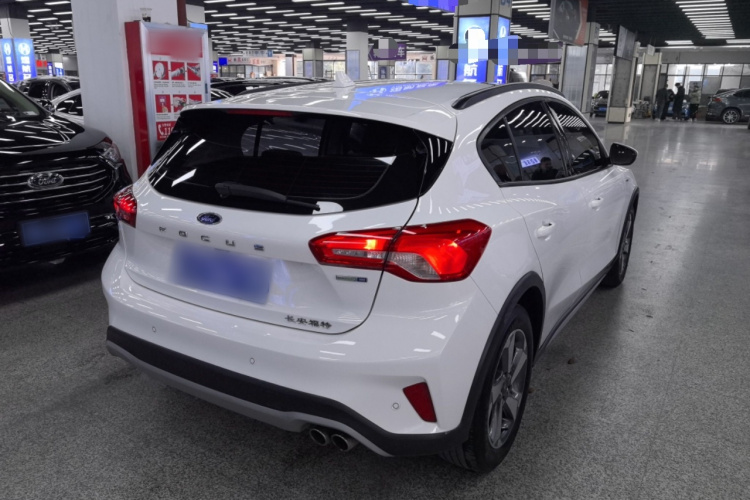 Ford Focus Active 2020 car image #7
