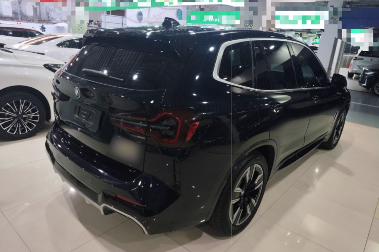 BMW iX3 2024 immagine di auto #7