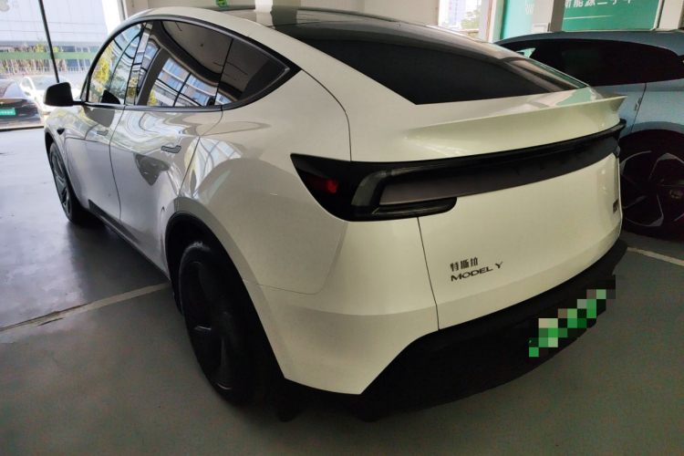 Tesla Model Y 2025 car image #7