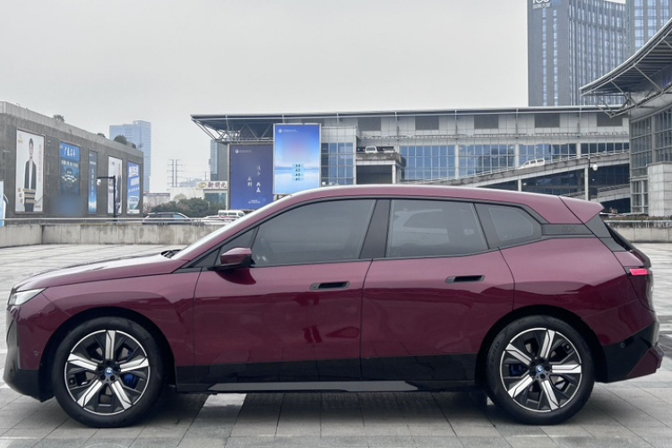 BMW iX 2024 car image #7