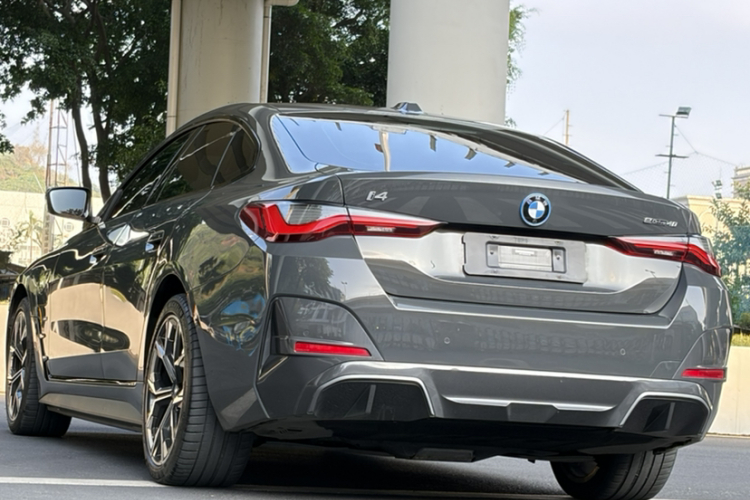 BMW i4 2022 car image #7