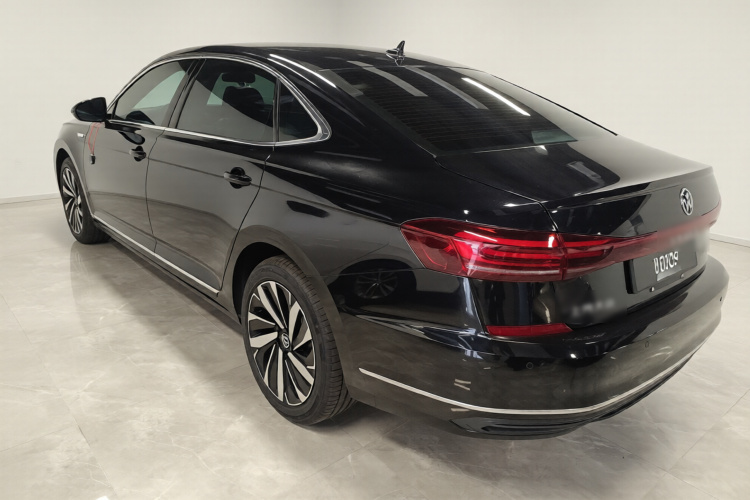 Volkswagen Passat 2025 immagine di auto #7