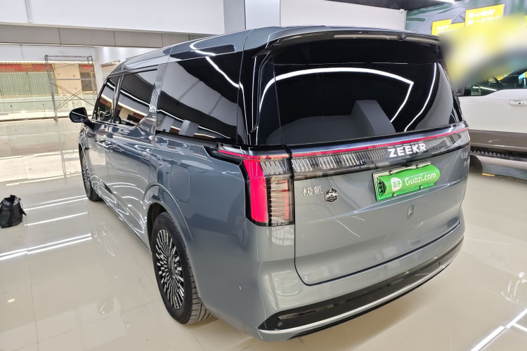 Zeekr 009 2025 car image #7