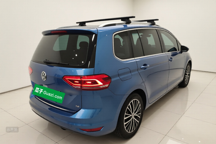 Volkswagen Touran 2018 car image #7