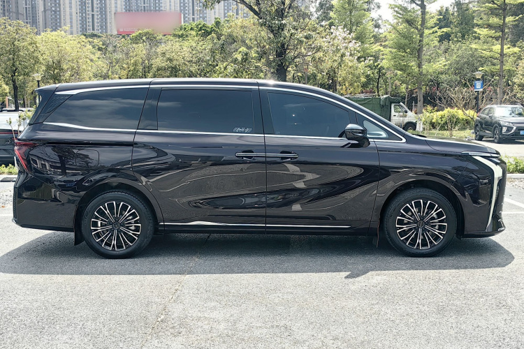 Forthing V9 2024 immagine di auto #7