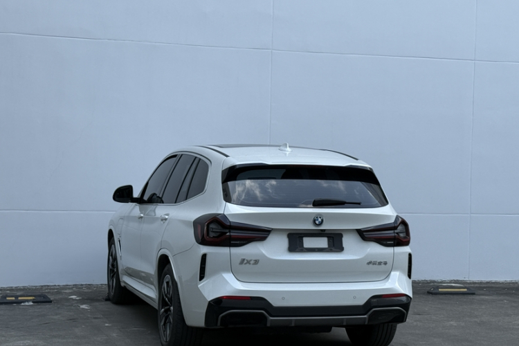 BMW iX3 2023 immagine di auto #7