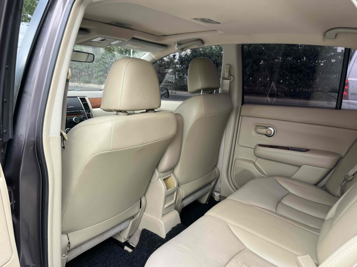 Nissan Tiida Sedan 2010 صورة سيارة #7