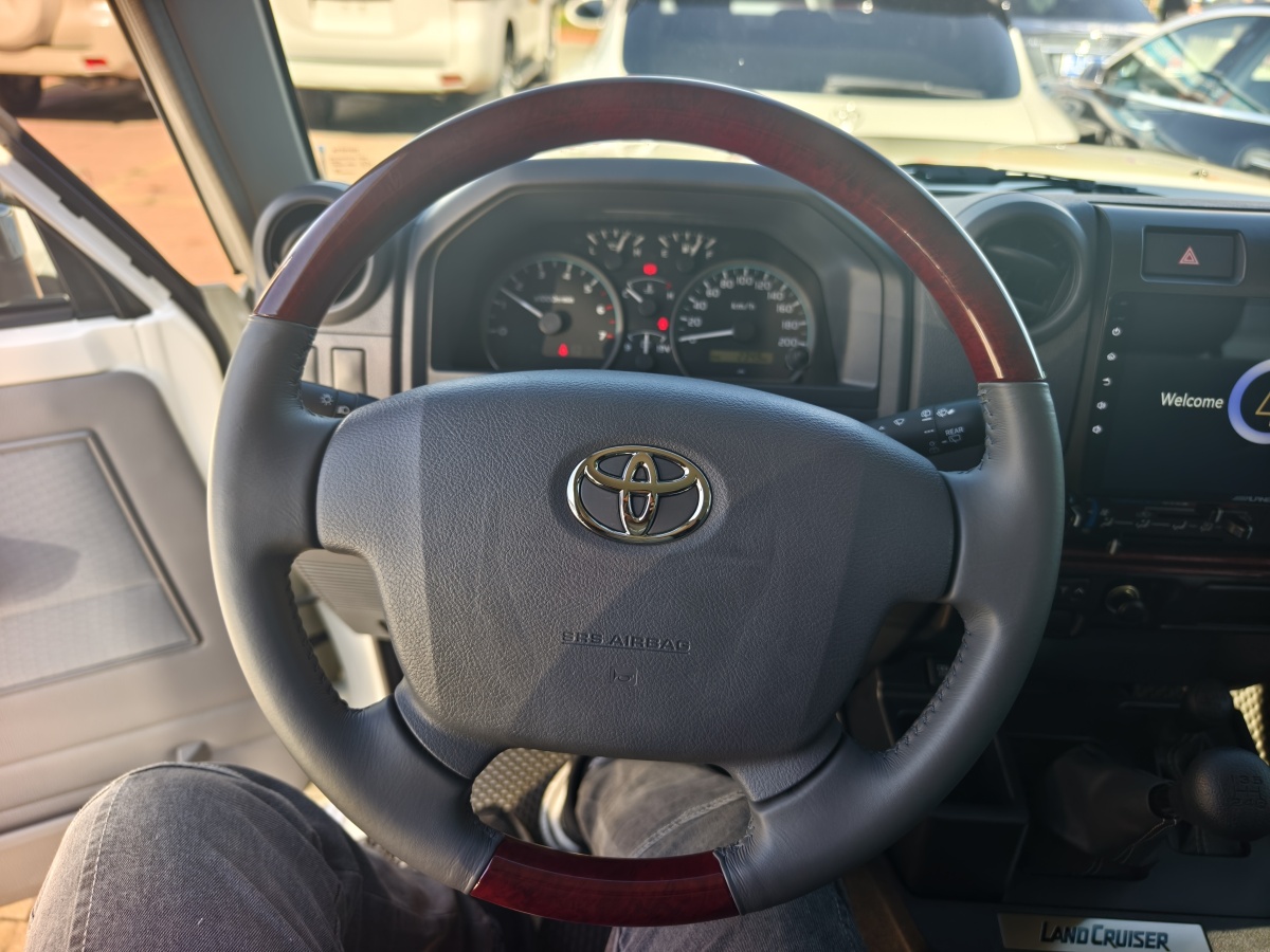 Toyota FJ Cruiser 2024 car image #7