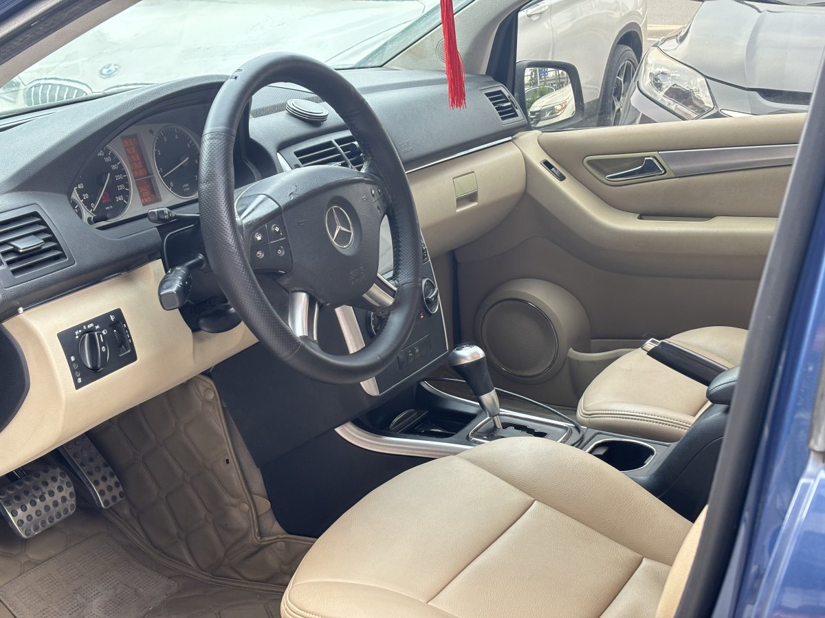 Mercedes-Benz B Class 2010 car image #7