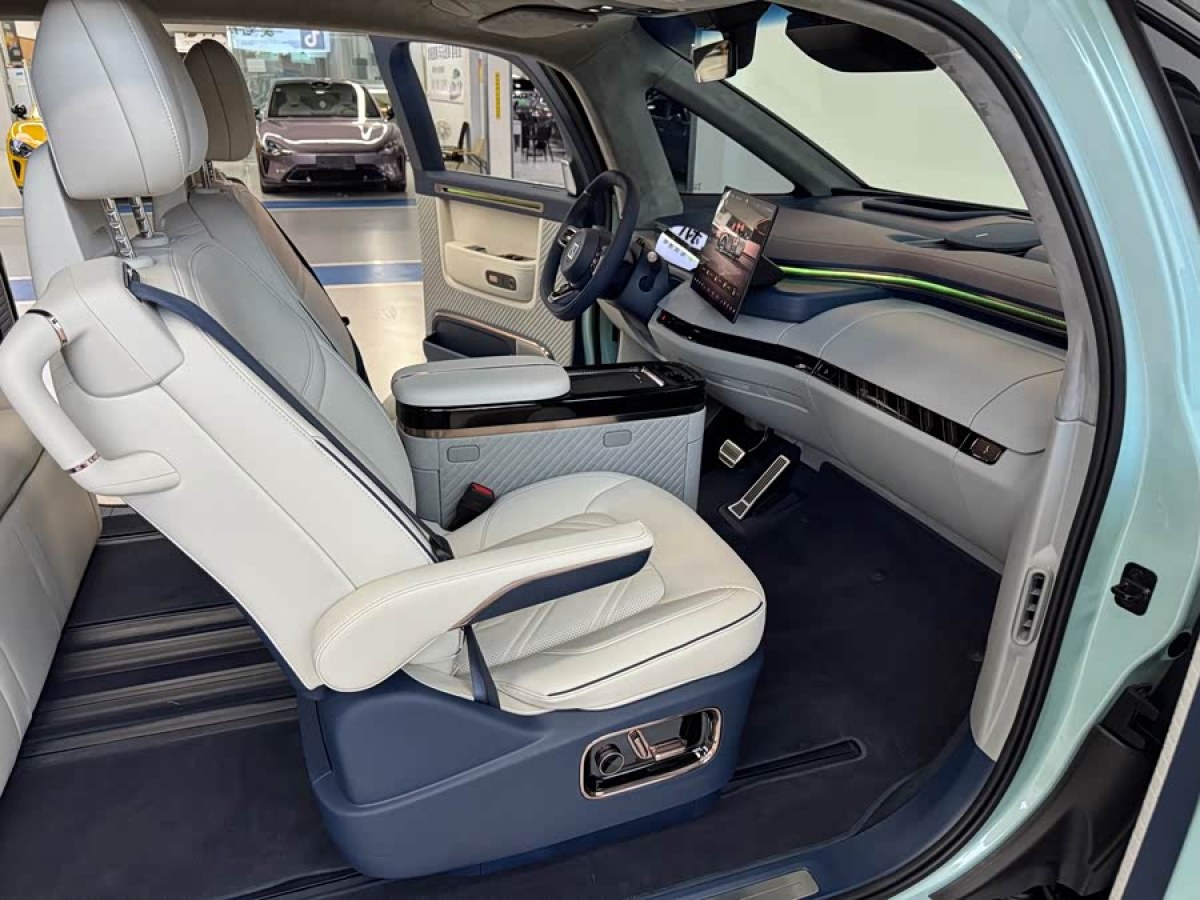 极氪 极氪MIX 2024 汽车图片 #7