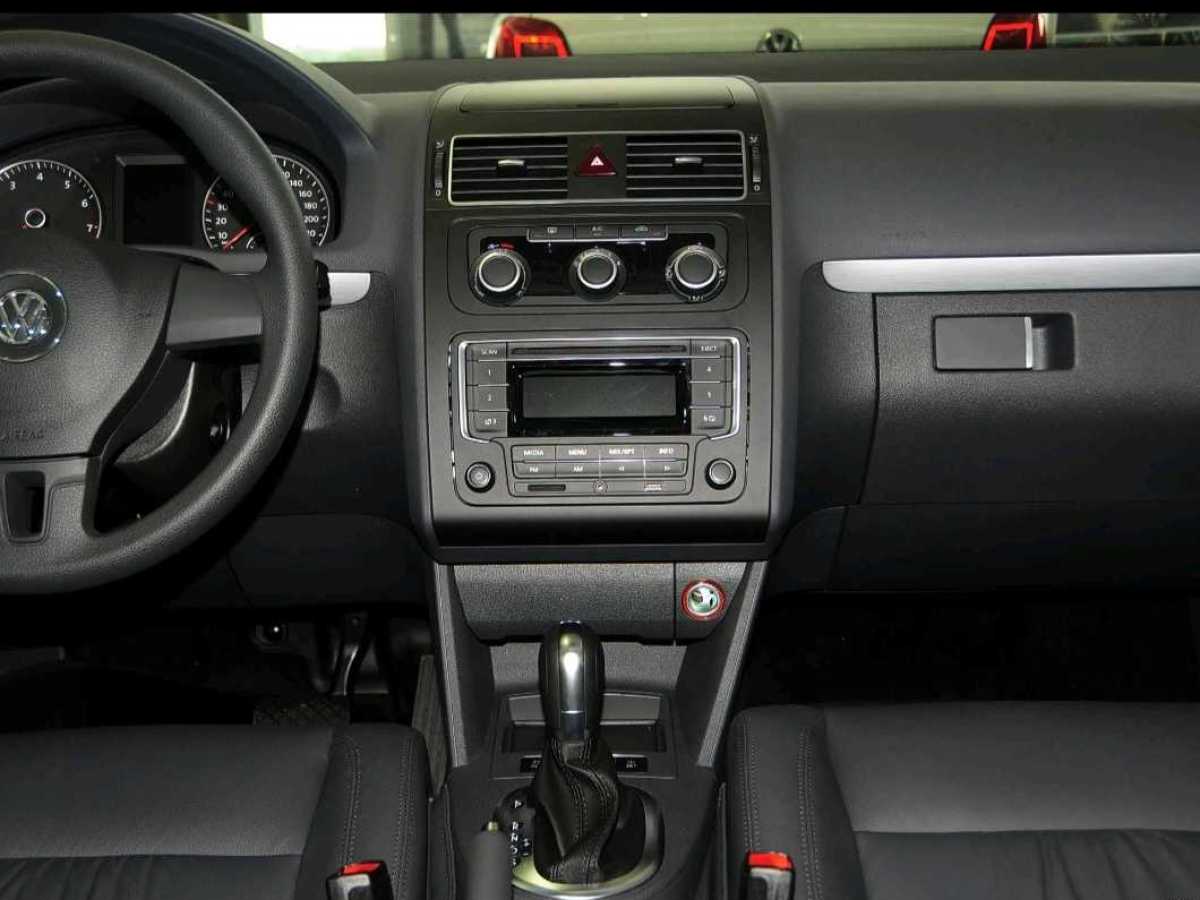 Volkswagen Touran 2016 car image #7