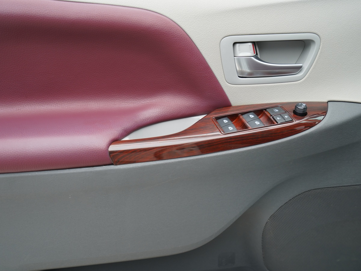 Toyota SIENNA 2018 car image #7