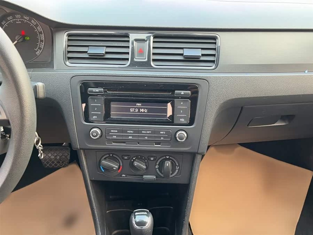 Skoda Rapid Spaceback 2014 car image #7