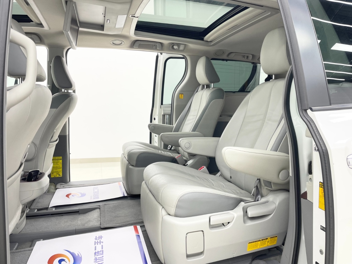 Toyota SIENNA 2010 car image #7