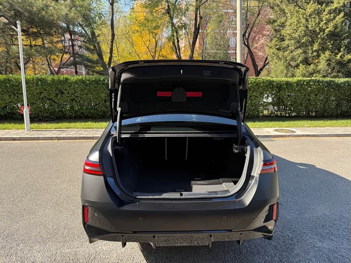 BMW i5 M60 2025 car image #7