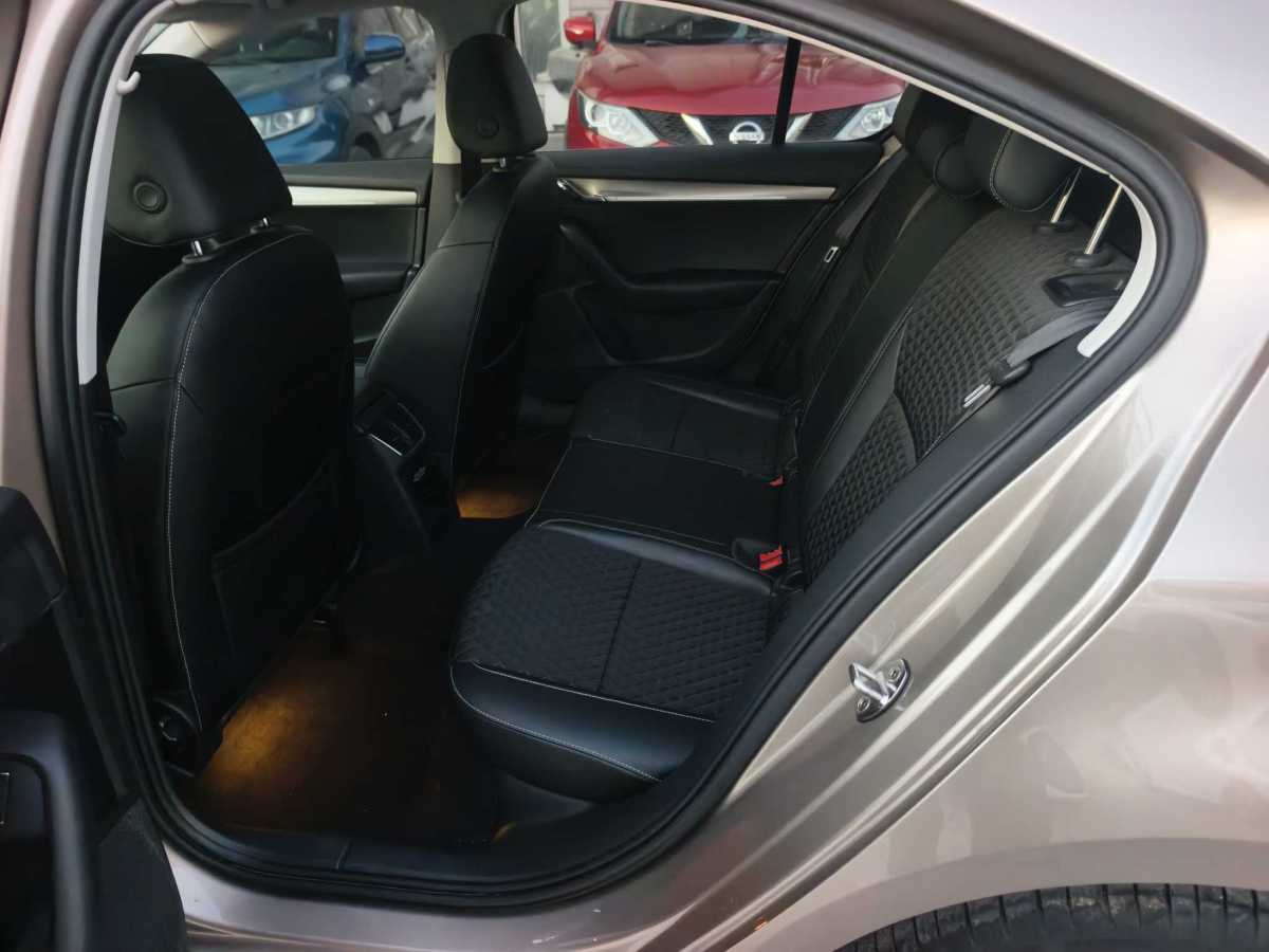 Skoda Octavia 2019 car image #7