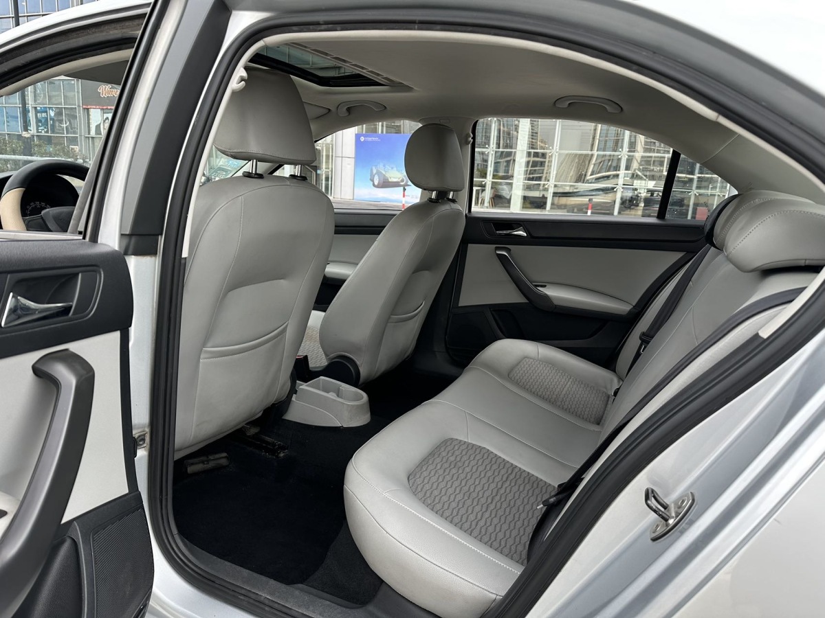 Skoda Rapid 2014 car image #7