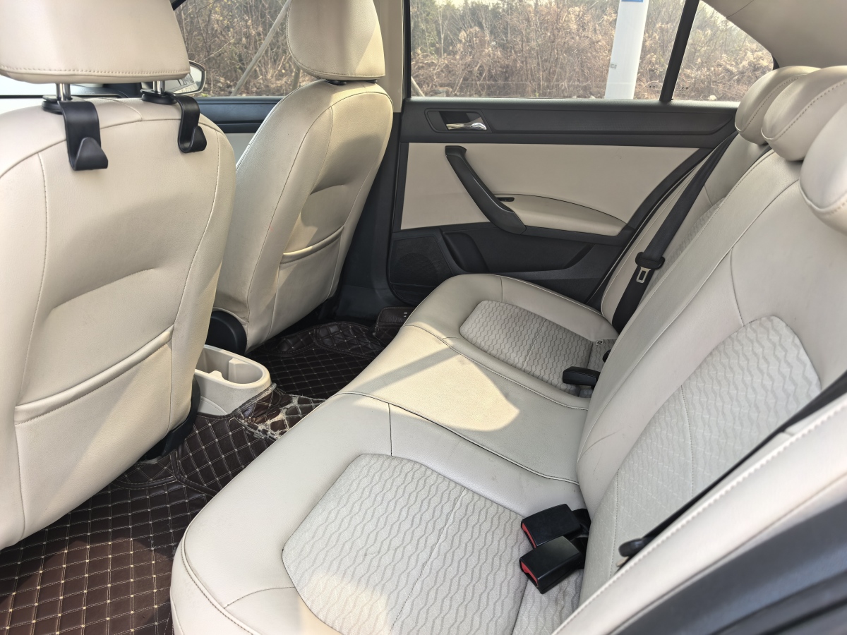 Skoda Rapid 2014 car image #7