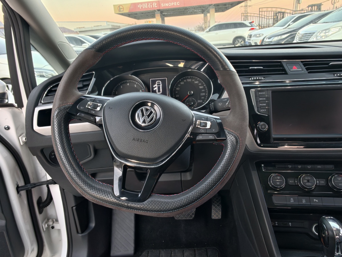 Volkswagen Touran 2018 car image #7