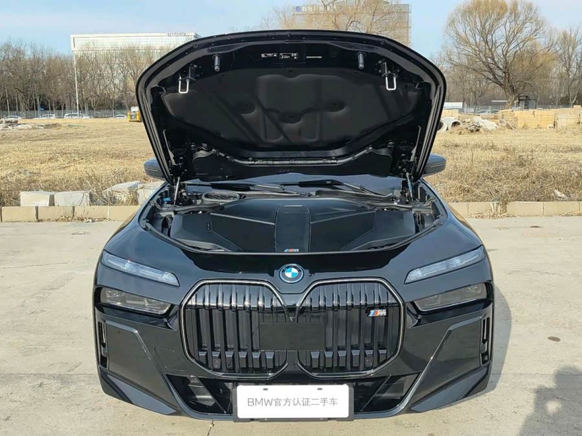 BMW i7 M70L 2025 car image #7