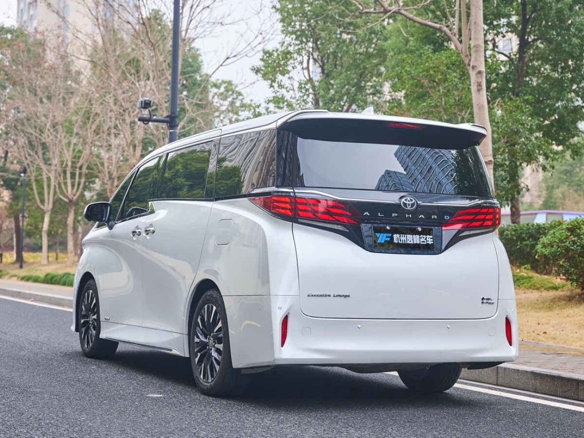 Toyota Alphard 2024 car image #7