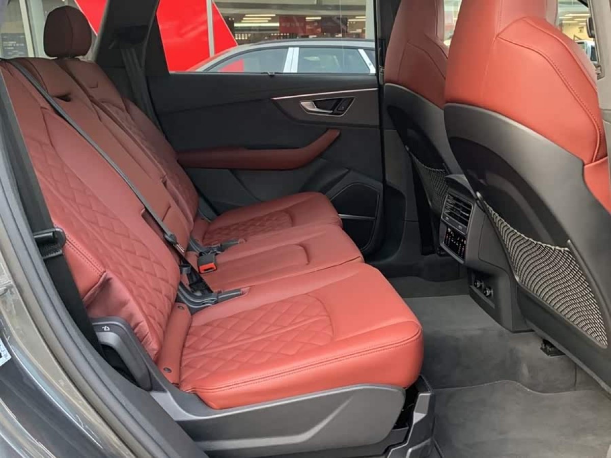 Audi SQ7 2024 car image #7