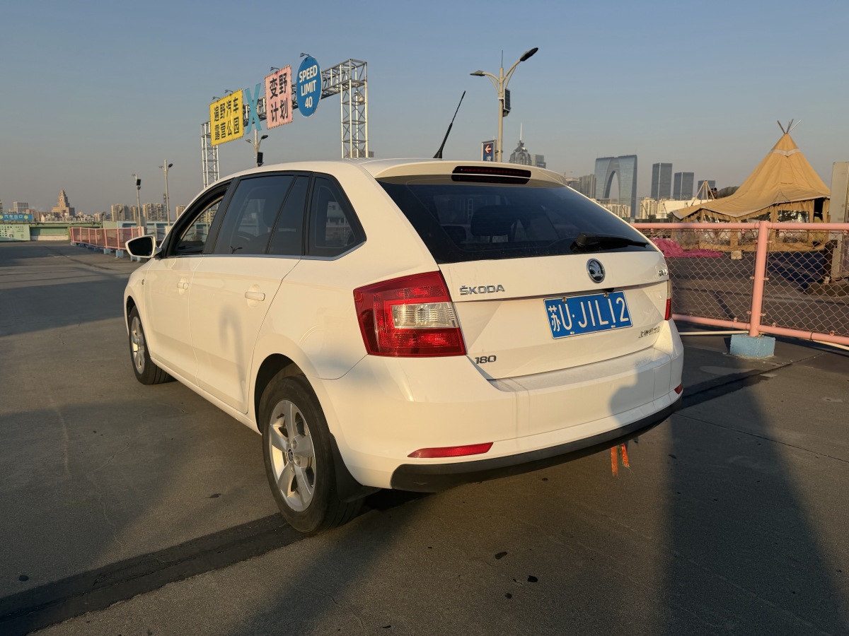 Skoda Rapid Spaceback 2017 car image #7