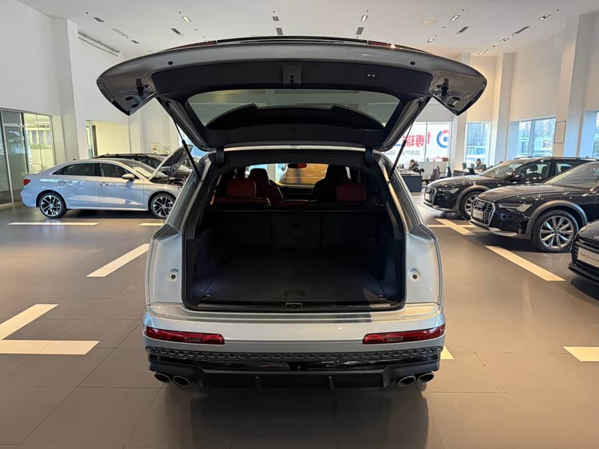 Audi SQ7 2025 car image #7