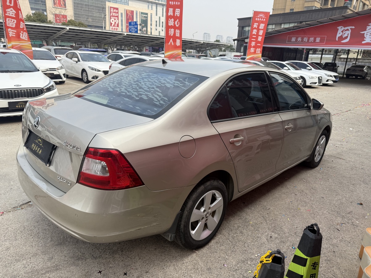 Skoda Rapid 2015 car image #7