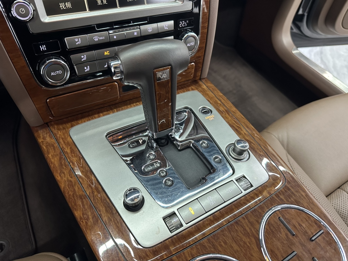 Volkswagen Pheaton 2012 immagine di auto #7