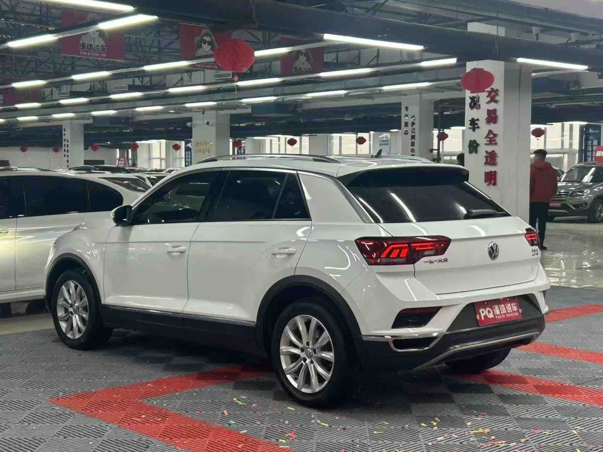 Volkswagen T-Roc 2020 car image #7