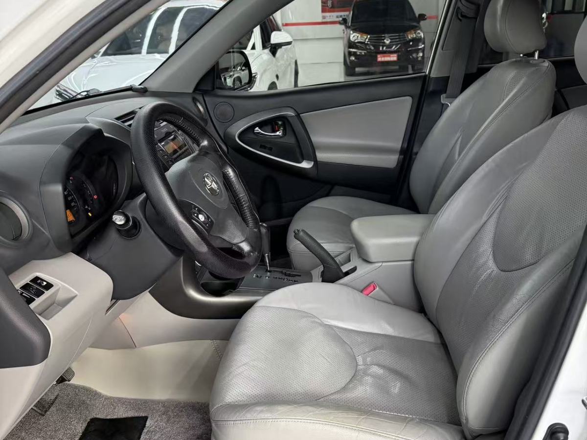 Toyota RAV4 2011 car image #7