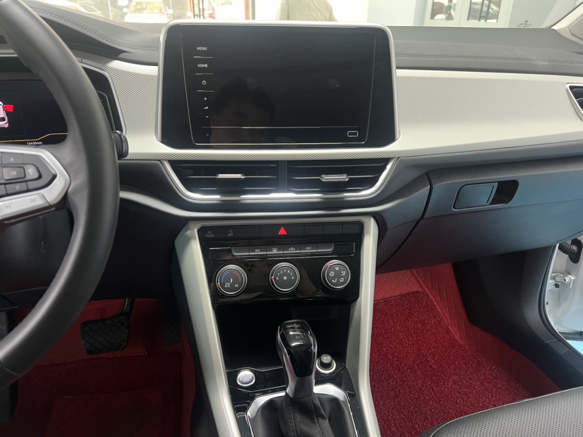 Volkswagen T-Roc 2023 car image #7