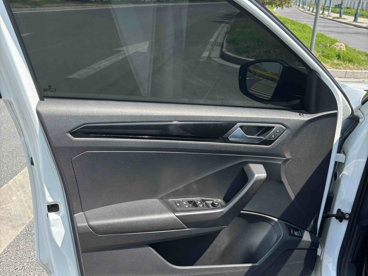 Volkswagen T-Roc 2019 car image #7