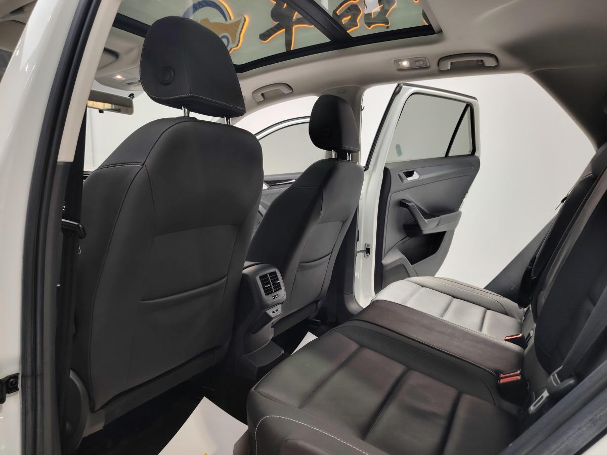 Volkswagen T-Roc 2022 car image #7