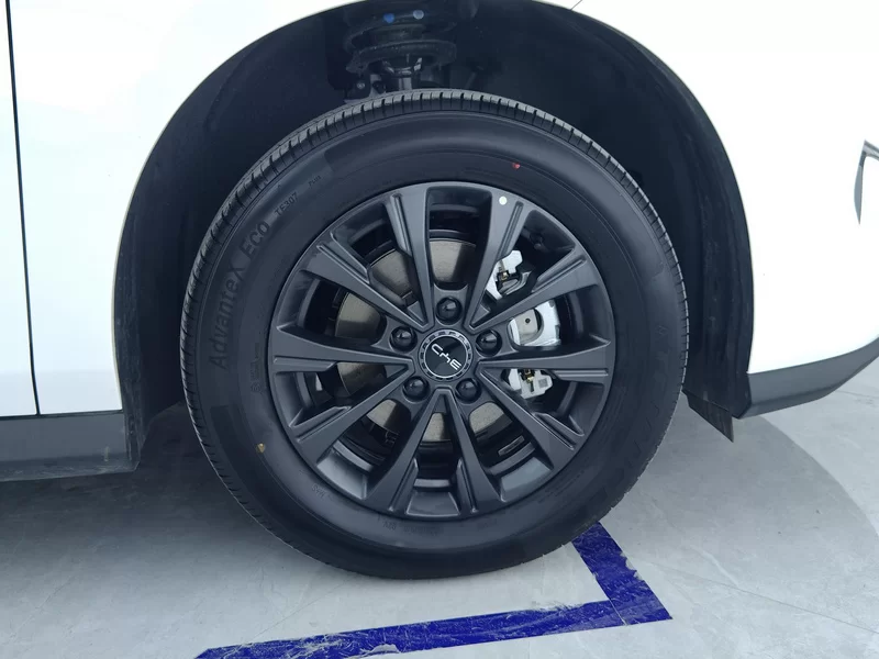 BYD e7 2025 car image #7