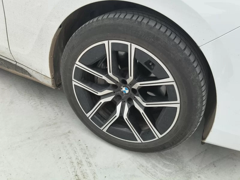 BMW i7 M70L 2023 car image #7