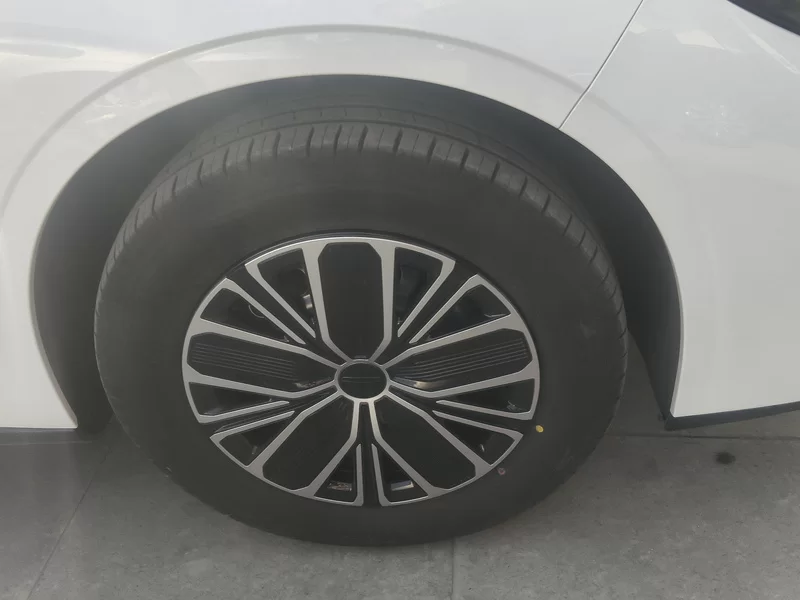 GEELY Emgrand 2025 car image #7