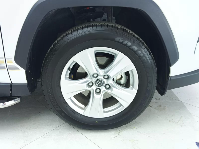 Toyota RAV4 2024 imagen de coche #7