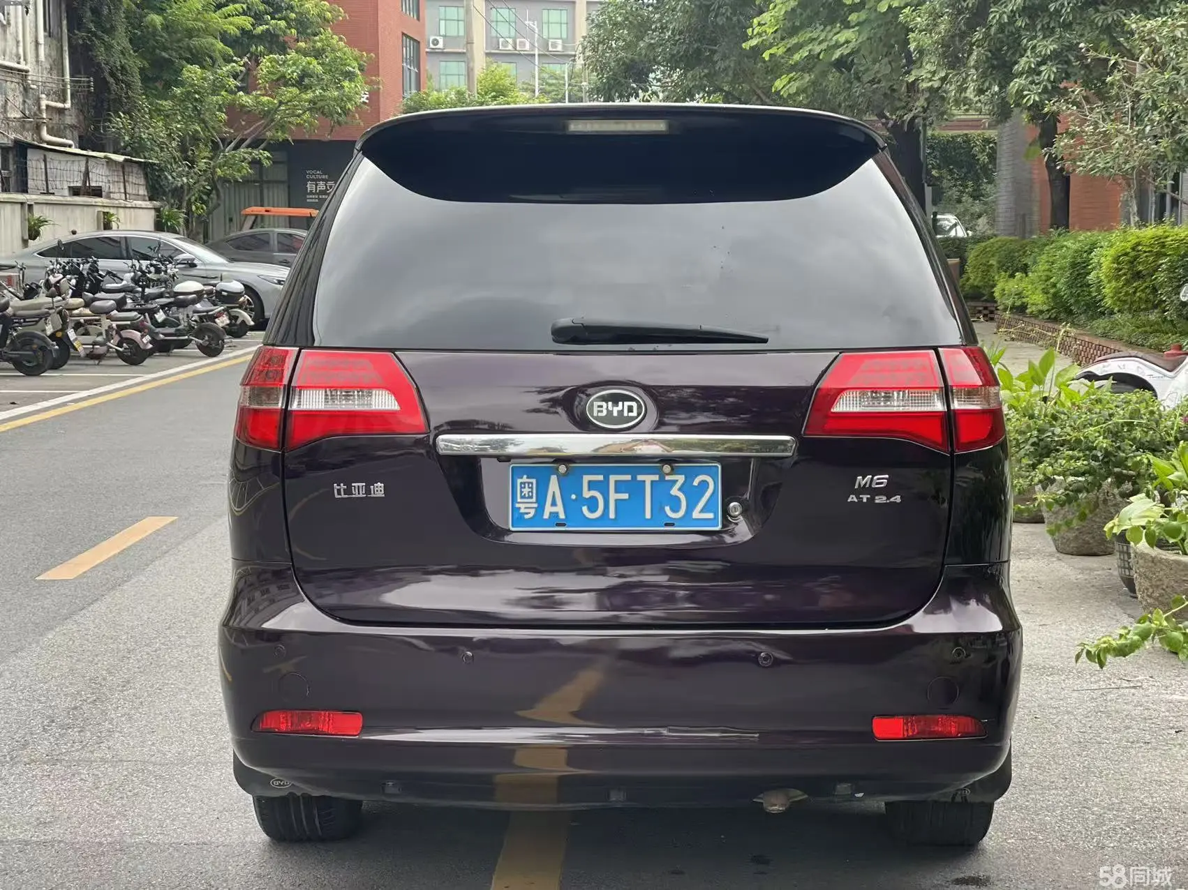 BYD M6 2014 car image #7