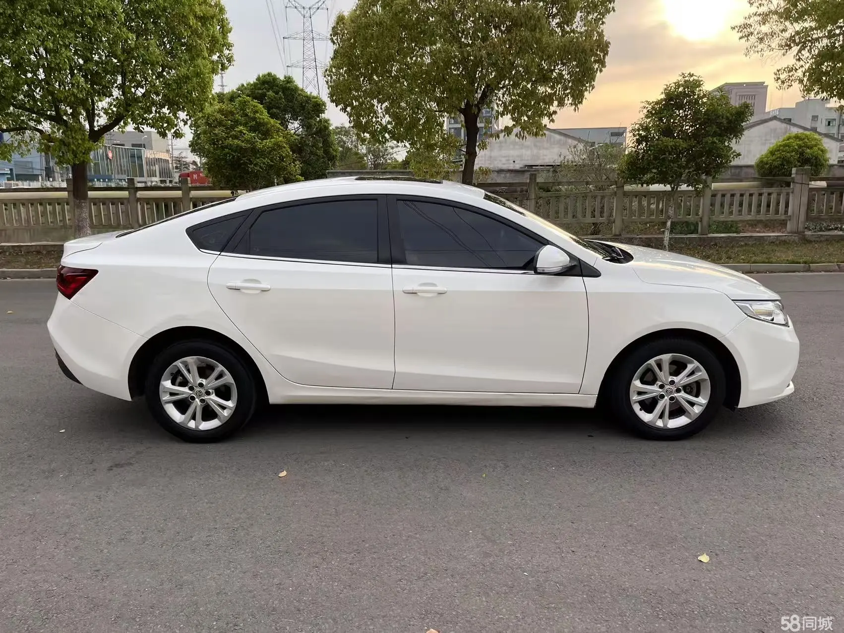 MG GT 2016 car image #7